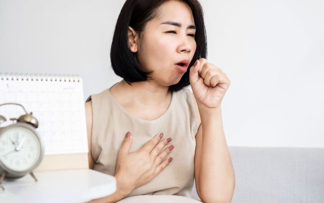 Ho thường xuyên là dấu hiệu dễ nhận biết của người bị COPD giai đoạn 3
