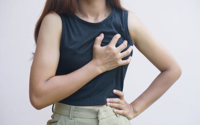 Tức ngực thường xuyên gặp phải có thể là triệu chứng của bệnh liên quan đến hô hấp, tim mạch