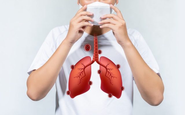 Biến chứng của nhiễm trùng phổi có thể gây nên tràn dịch màng phổi hoặc áp xe
